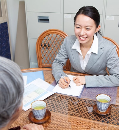 利用者と談笑しながら相談対応を行うスタッフ