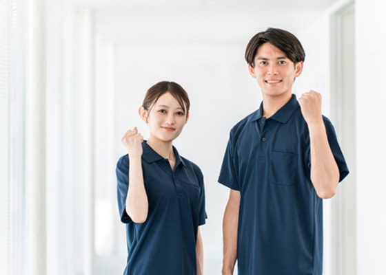 ガッツポーズをする介護スタッフの男女
