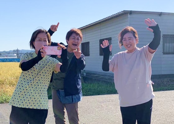 屋外で手を振る介護スタッフ
